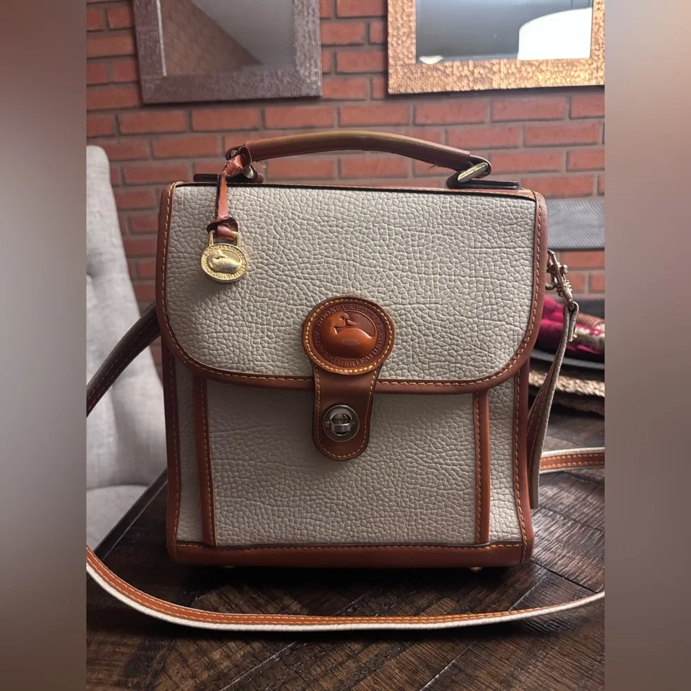 Vintage Dooney & Bourke all  weather leather  crossbody Bag🤩